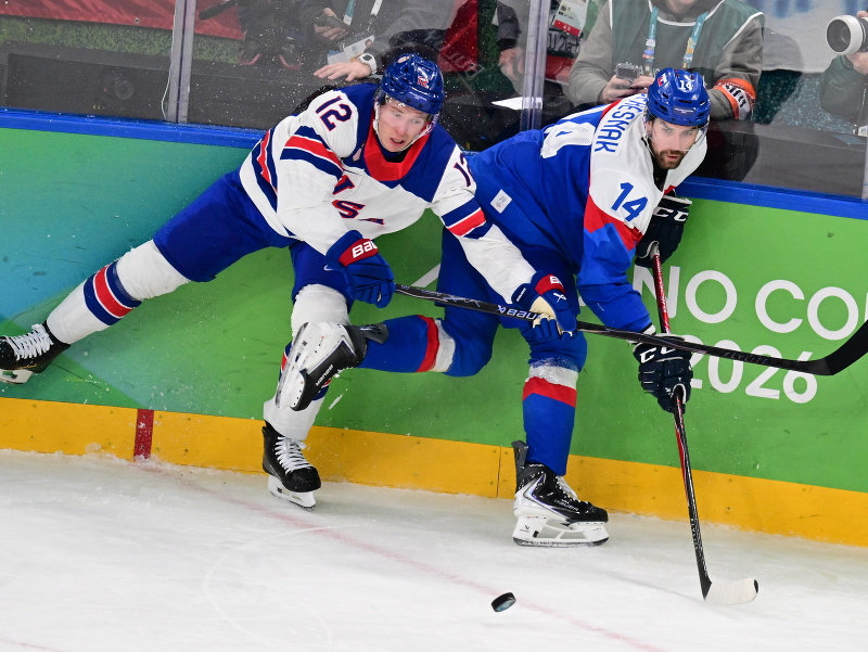 Peter Čerešňák (Slovensko) a Matt Boldy (USA) počas semifinálového zápasu USA - Slovensko na zimných olympijských hrách