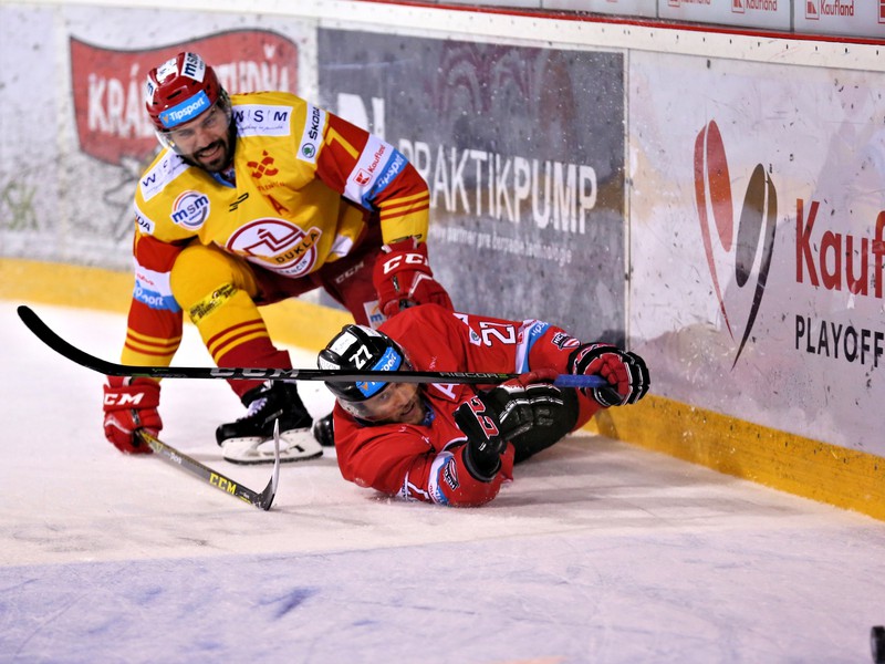 Peter Fruhauf z HK Dukla Trenčín a Eric Faille z HC ‘05 iClinic Banská Bystrica