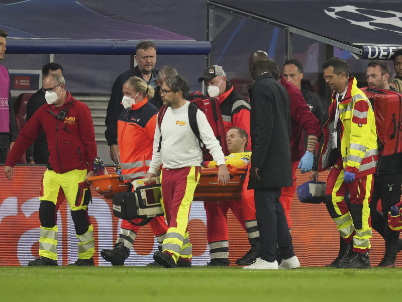 Na snímke zranený brankár Péter Gulácsi z Lipska na nosidlách počas zápasu Ligy majstrov