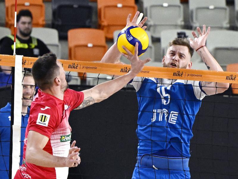 Na snímke sprava Patrik Marjov (VKP) a Peter Mlynarčík (Rieker) 