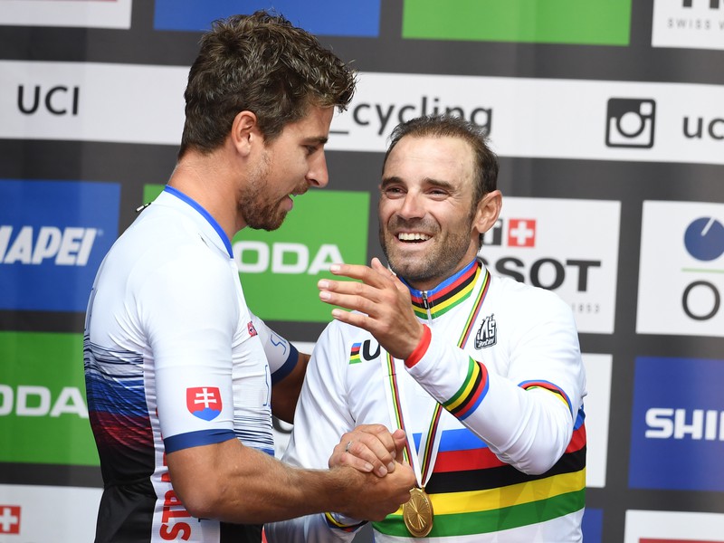 Slovenský cyklista Peter Sagan gratuluje Španielovi Alejandrovi Valverdemu na pódiu po zisku titulu majstra sveta