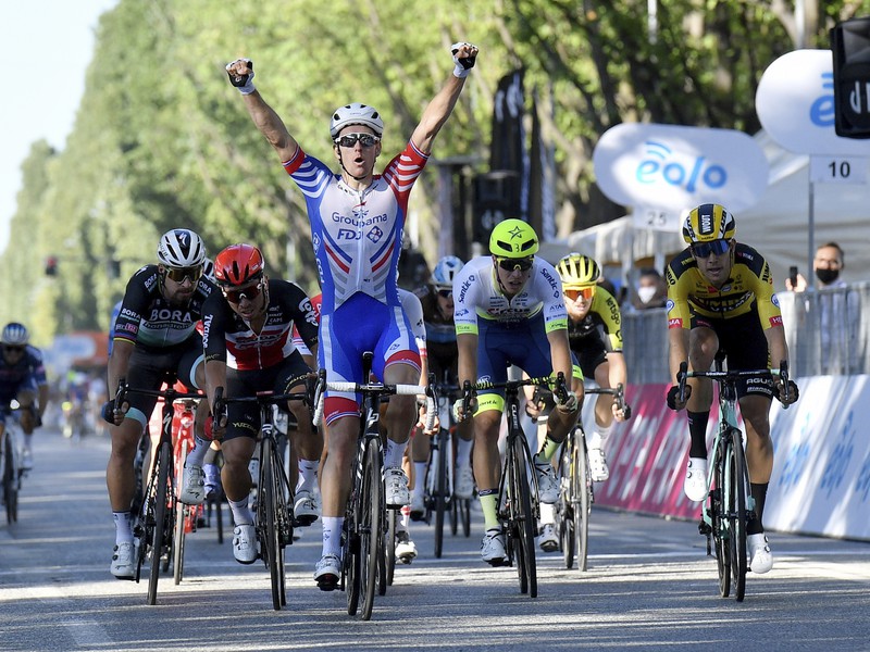 Francúzsky cyklista Arnaud Demare oslavuje v cieli po jeho víťazstve cyklistických pretekov Miláno - Turín