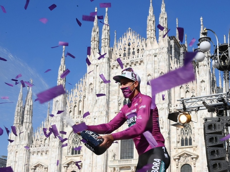 Peter Sagan oslavuje v cyklámenovom drese