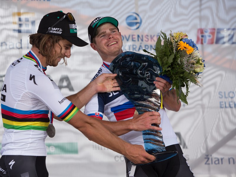 Na snímke slovenskí cyklisti zľava Peter Sagan (Bora - Hansgrohe) a Juraj Sagan (Bora - Hansgrohe) po pretekoch jednotlivcov elite počas spoločných Majstrovstiev Slovenskej a Českej republiky v cyklistike 