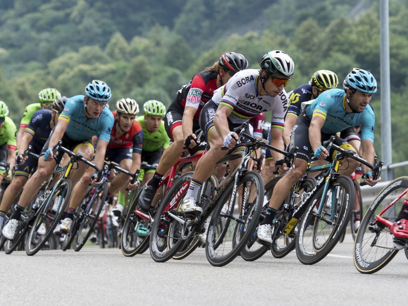 Peter Sagan z tímu Bora - Hansgrohe oslavuje na pódiu víťazstvo 5. etapy cyklistických pretekov Okolo Švajčiarska