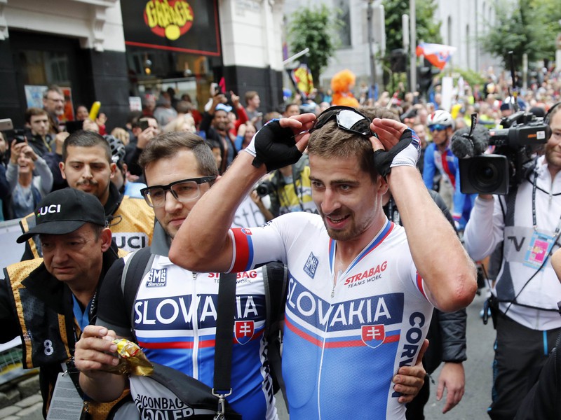 Slovenský cyklista Peter Sagan (v strede) oslavuje tretí titul majstra sveta po víťazstve v preteku mužov kategórie Elite na majstrovstvách sveta v cestnej cyklistike v nórskom Bergene 