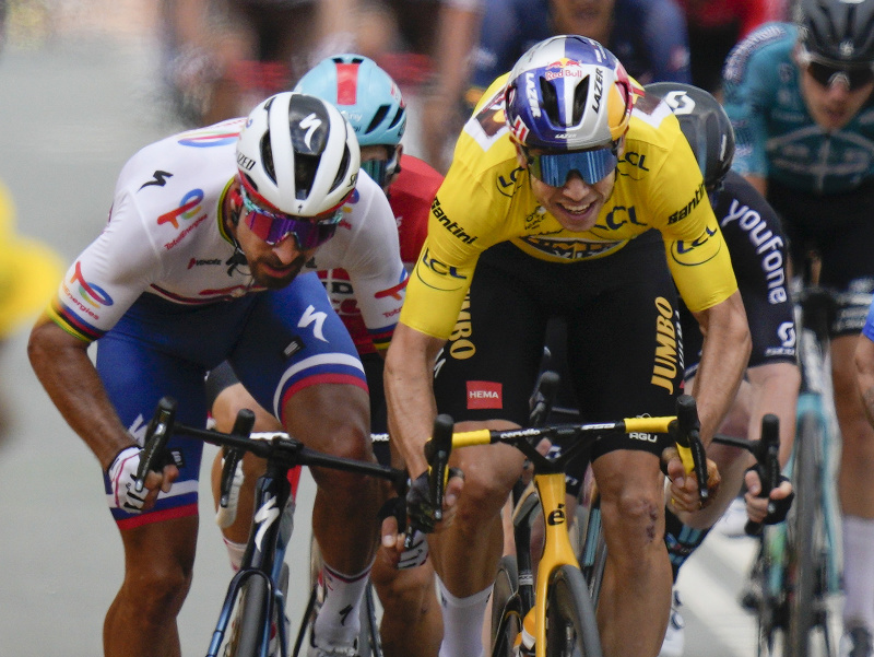 Dylan Groenewegen, Peter Sagan a Wout Van Aert v záverečnom finiši tretej etapy Tour de France