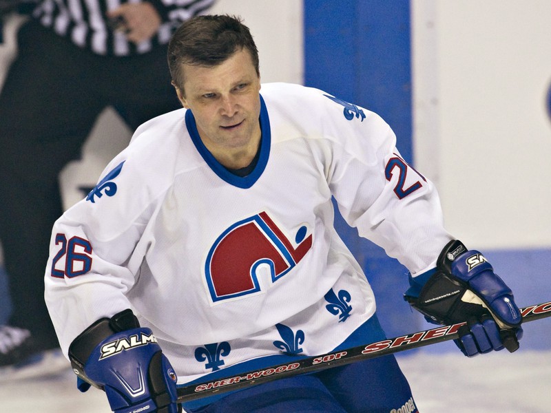 Peter Šťastný v drese svojho niekdajšieho zamestnávateľa Quebec Nordiques.