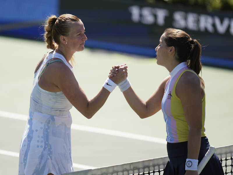 Česká tenistka Petra Kvitová a jej súperka Jodie Burrageová
