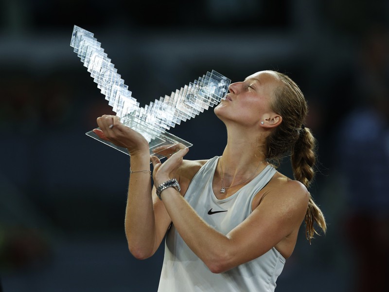Česká tenistka Petra Kvitová sa teší z celkového triumfu na turnaji WTA Premier Mandatory Mutua Madrid Open v Madride.