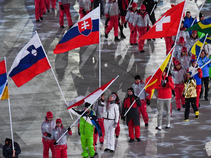 Slovenská lyžiarka Petra Vlhová so slovenskou vlajkou počas záverečného ceremoniálu
