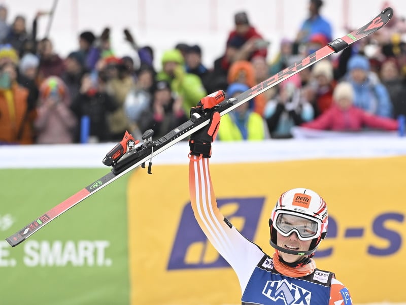 Petra Vlhová sa teší v cieli po víťazstve v slalome Svetového pohára