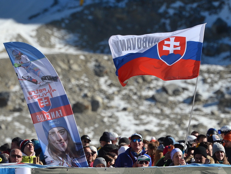 Slovenskí fanúšikovia povzbudzujú slovenskú lyžiarku Petru Vlhovú pred druhým kolom obrovského slalomu Svetového pohára alpských lyžiarok na ľadovci Rettenbach v rakúskom Söldene 