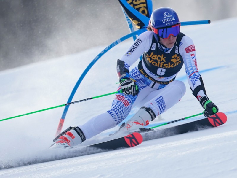 Na snímke slovenská lyžiarka Petra Vlhová v 1.kole obrovského slalomu žien v slovinskom lyžiarskom stredisku Kranjska Gora
