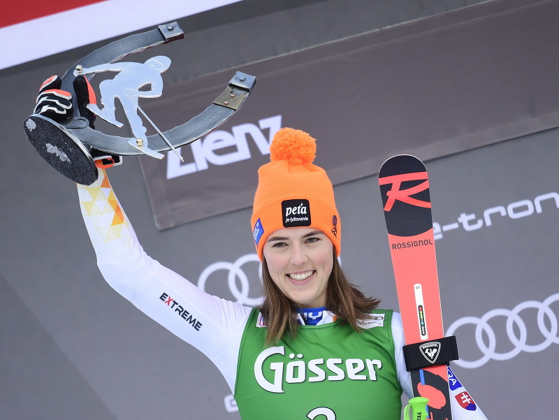 Petra Vlhová oslavuje druhé miesto v obrovskom slalome v rakúskom Lienzi