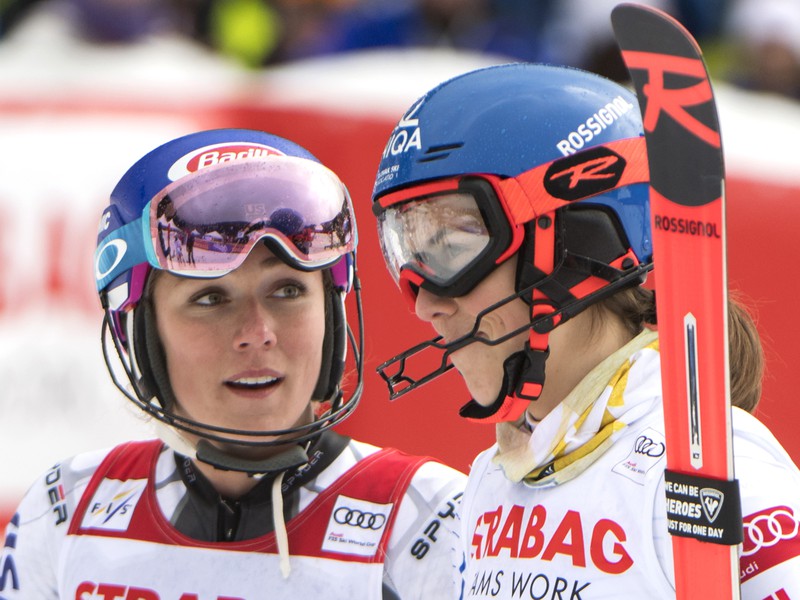 Na snímke slovenská lyžiarka Petra Vlhová (vpravo) a Američanka Mikaela Shiffrinová