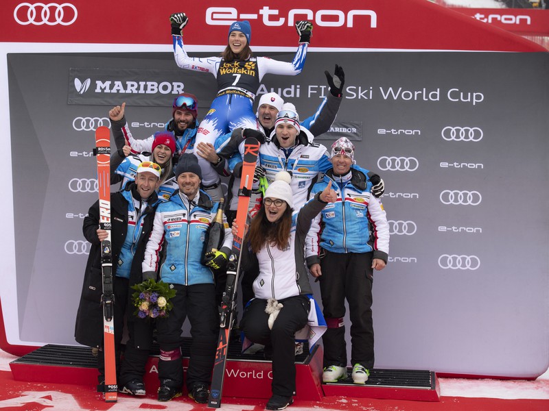 Na snímke hore slovenská slalomárka Petra Vlhová so svojím tímom sa teší z víťazstva v obrovskom slalome Svetového pohára