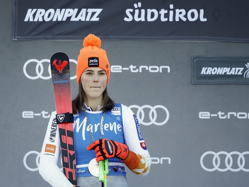 Slovenská lyžiarka Petra Vlhová stojí na pódiu po 2. kole obrovského slalomu žien Svetového pohára v talianskom stredisku Kronplatz