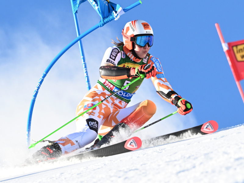 Na snímke slovenská lyžiarka Petra Vlhová na trati v 1. kole úvodného obrovského slalomu Svetového pohára v rakúskom Söldene