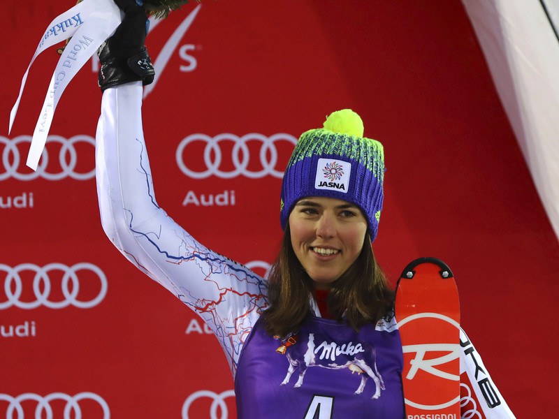 Petra Vlhová oslavuje na pódiu prvého slalomu Svetového pohára vo fínskom Levi