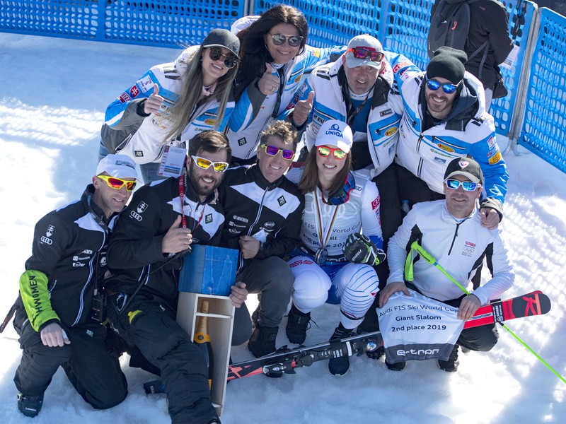 Slovenská lyžiarka Petra Vlhová pózuje so svojím tímom