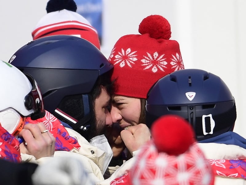 Petra Vlhová s bratom Borisom oslavuje zlato v slalome žien v alpskom lyžovaní na ZOH 2022 v Pekingu