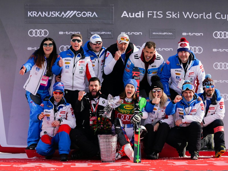Petra Vlhová oslavuje so svojím tímom víťazstvo v slalome žien Svetového pohára v slovinskej Kranjskej Gore