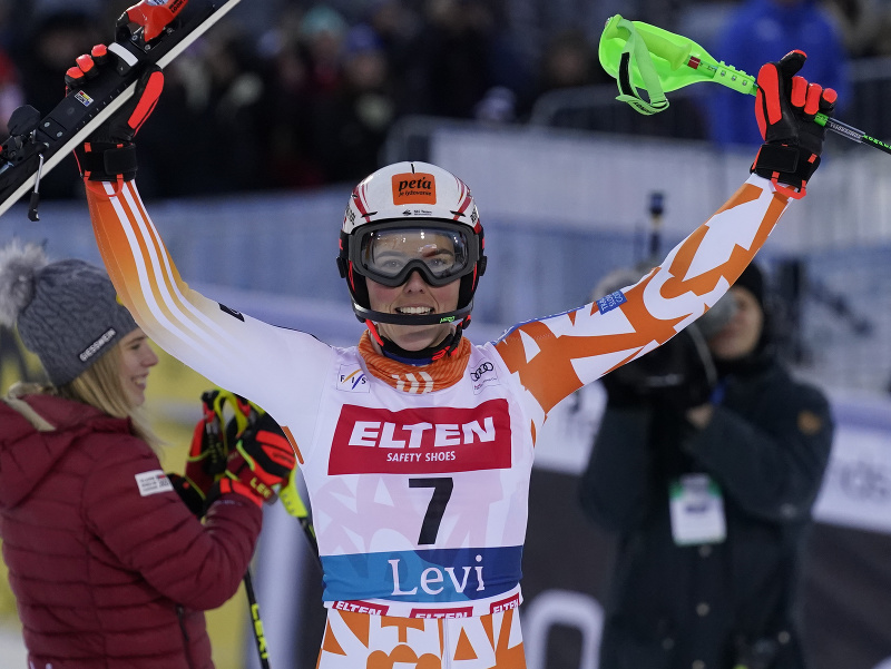 Na snímke slovenská lyžiarka Petra Vlhová oslavuje víťazstvo v cieli 2. kola slalomu žien Svetového pohára v alpskom lyžovaní žien vo fínskom Levi