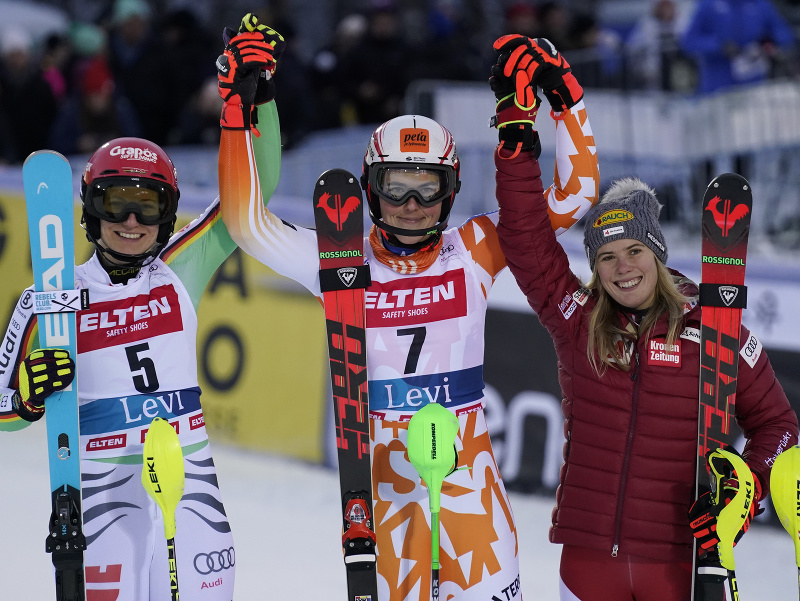 Na snímke uprostred slovenská lyžiarka Petra Vlhová oslavuje na stupni víťaziek triumf v slalome žien Svetového pohára v alpskom lyžovaní žien vo fínskom Levi v sobotu 11. novembra 2023. Vľavo druhá Nemka Lena Dürrová, vpravo tretia Rakúšanka Katharina Li