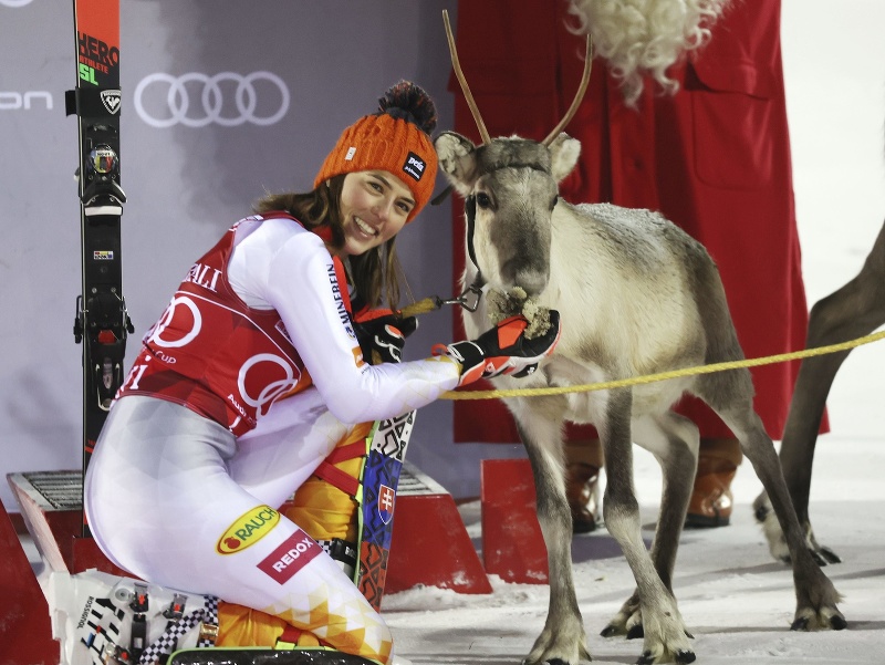 Petra Vlhová kŕmi sobie mláďa po triumfe v slalome Svetového pohára alpských lyžiarok vo fínskom Levi