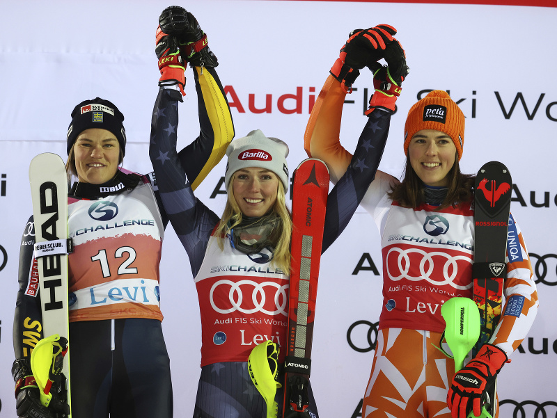 Sprava slovenská lyžiarka Petra Vlhová, Američanka Mikaela Shiffrinová a Švédka Anna Swennová-Larssonová pózujú na pódiu po úvodnom ženskom slalome sezóny Svetového pohára v alpskom lyžovaní vo fínskom Levi