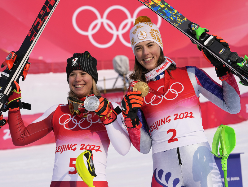 Rakúska lyžiarka Katharina Liensbergerová a Slovenka Petra Vlhová 