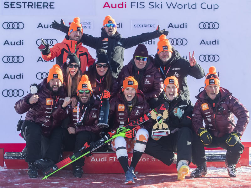 Na snímke uprostred slovenská lyžiarka Petra Vlhová oslavuje na pódiu s tímom tretie miesto po 2. kole slalomu Svetového pohára žien v alpskom lyžovaní v talianskom Sestriere s celým tímom