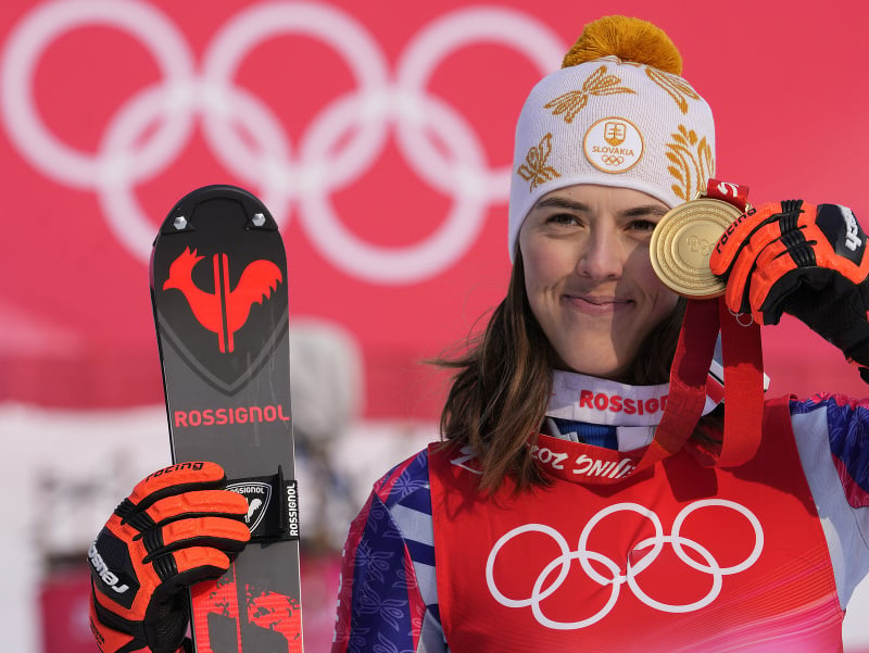 Slovenská lyžiarka Petra Vlhová pózuje na pódiu so zlatou medailou po jej víťazstve v slalome