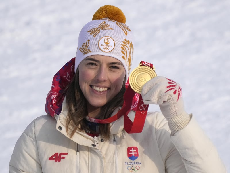 Slovenská lyžiarka Petra Vlhová pózuje na pódiu so zlatou medailou po jej víťazstve v slalome na ZOH 2022 v Pekingu