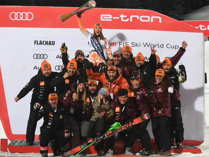 Na snímke slovenská lyžiarka Petra Vlhová (hore) sa teší so svojím realizačným tímom z víťazstva v nočnom slalome Svetového pohára žien v rakúskom Flachau