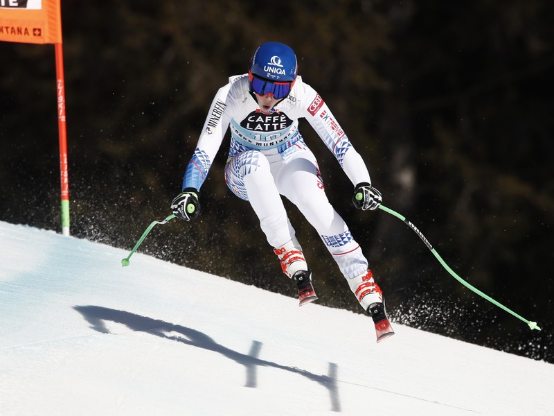Slovenská lyžiarka Petra Vlhová na trati počas zjazdu žien 
