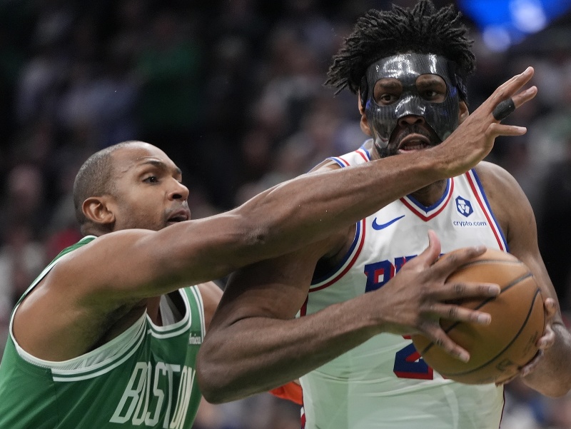 Joel Embiid (v bielom) s loptou