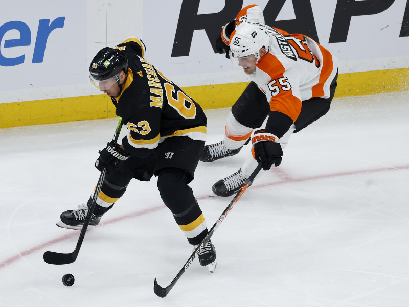 Brad Marchand uniká Rasmusovi Ristolainenovi