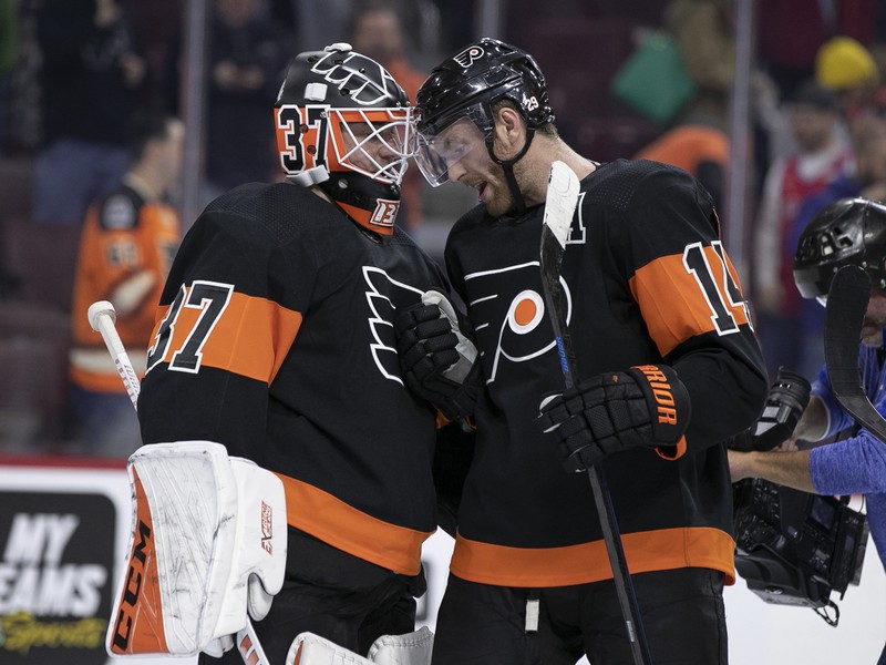 Brian Elliott a Sean Couturier oslavujú víťazstvo Philadelphie