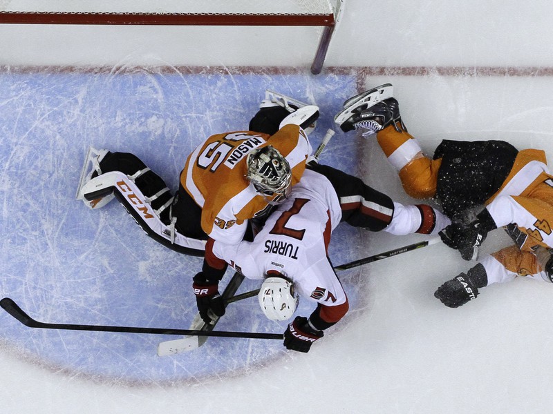 Steve Mason sa snažil uchrániť svoju svätyňu pred Kylom Turrisom.
