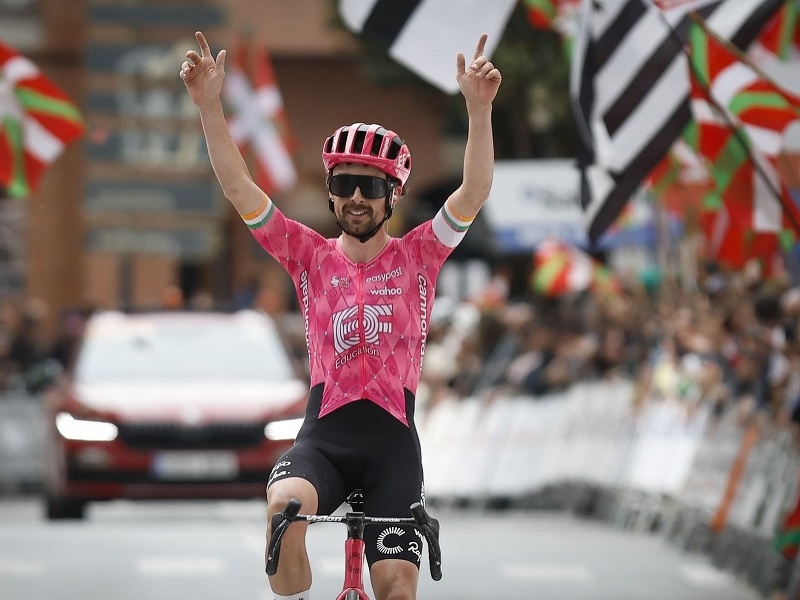 Írsky cyklista Ben Healy oslavuje v cieli piatej etapy pretekov Okolo Baskicka