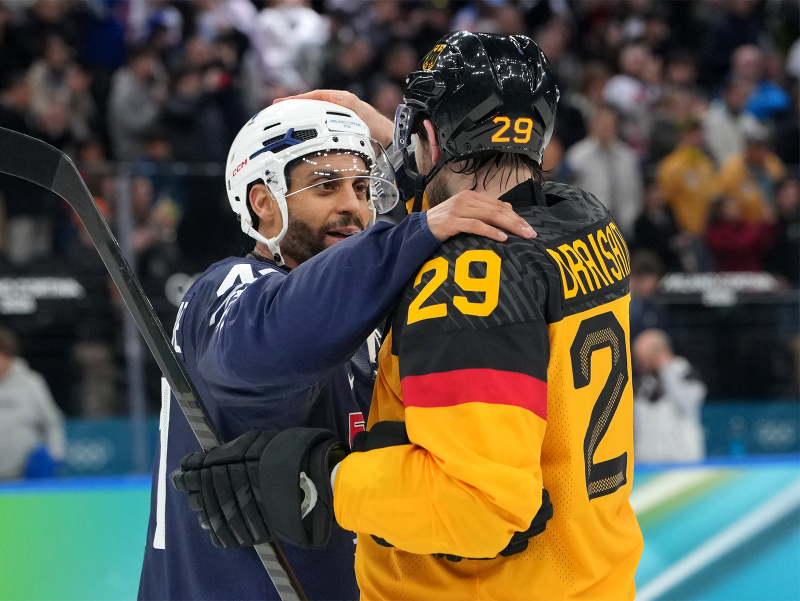 Francúzska hokejová ikona Pierre-Edouard Bellemare v objatí s Leonom Draisaitlom