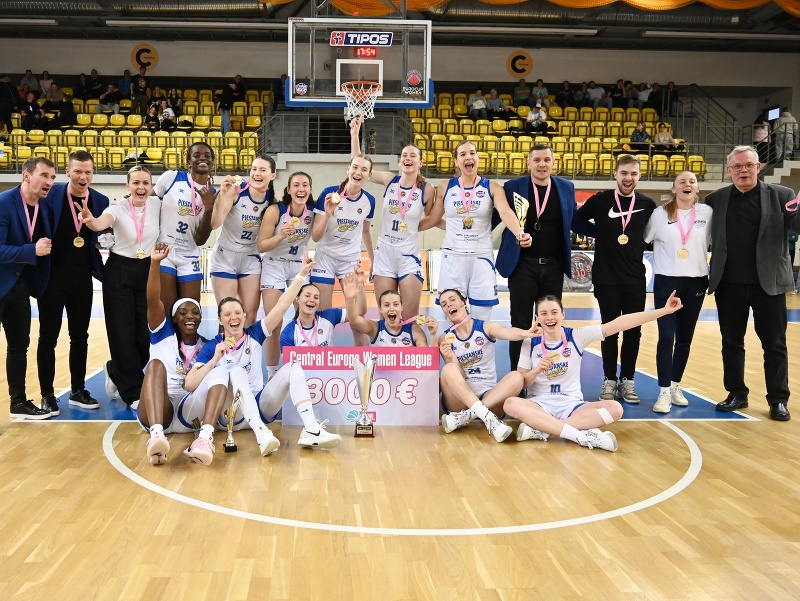 Tím Piešťan pózuje s medailami a pohárom po víťazstve vo finále Stredoeurópskeho pohára žien v basketbale 