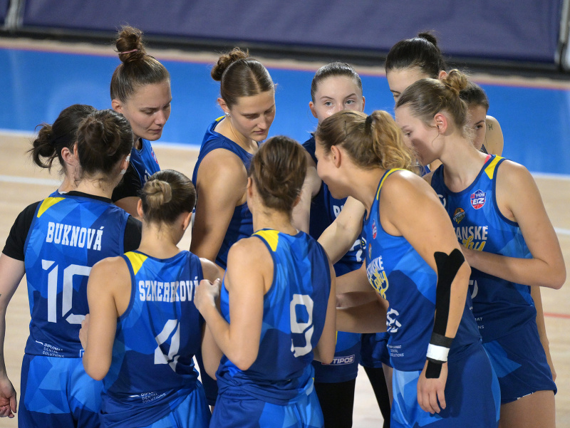 Na snímke hráčky Piešťanských Čajok v zápase Tipos Extraligy v basketbale žien