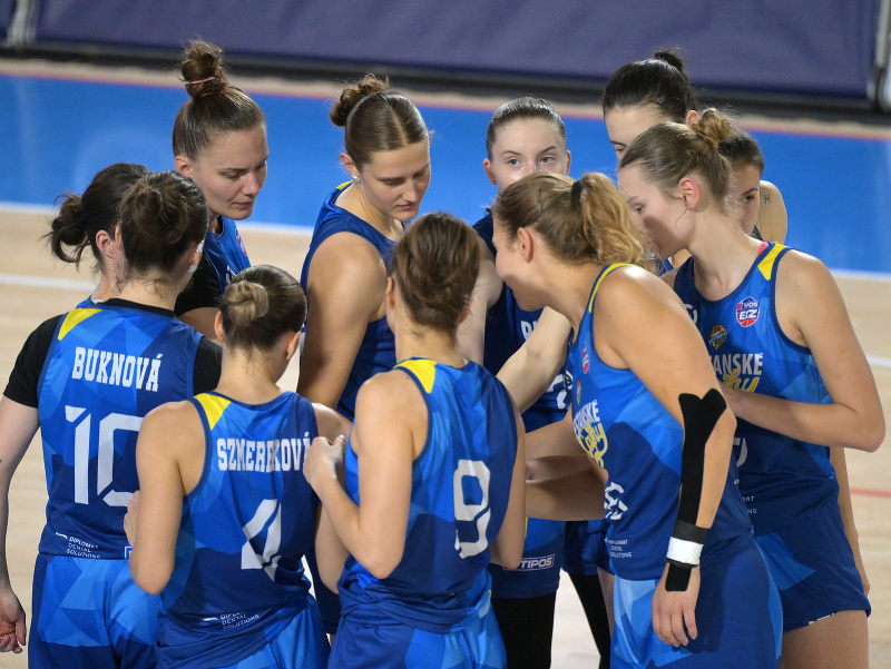 Na snímke hráčky Piešťanských Čajok v zápase Tipos Extraligy v basketbale žien