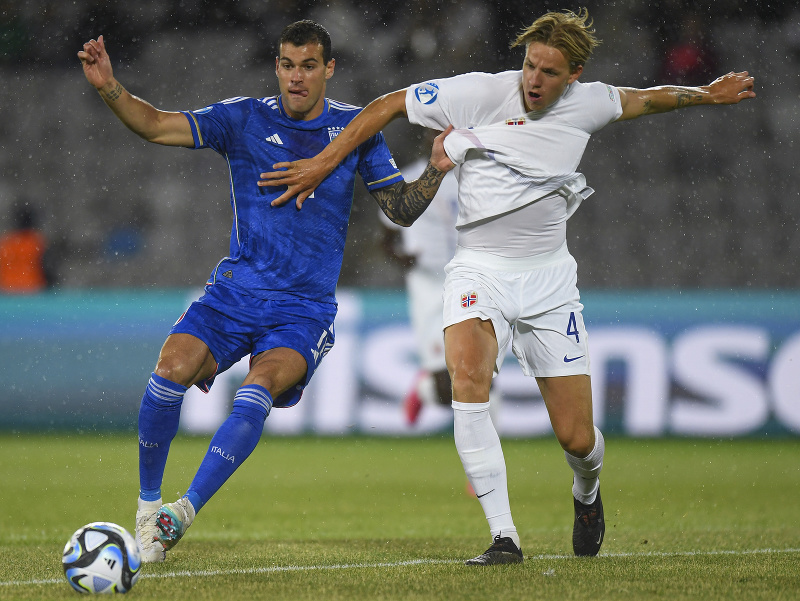 Na snímke vpravo hráč Talianska Pietro Pellegri a hráč Nórska Jesper Daland v súboji o loptu