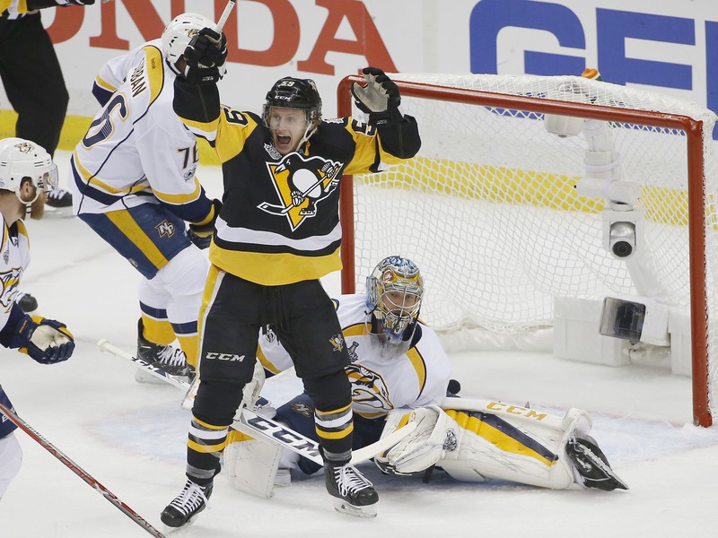 Jake Guentzel oslavuje gól