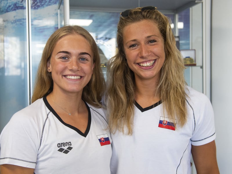 Na snímke reprezentantky SR v plávaní, zľava Tamara Potocká a Andrea Podmaníková pred odchodom slovenskej reprezentácie na majstrovstvá sveta v plávaní 2023 v Japonsku 