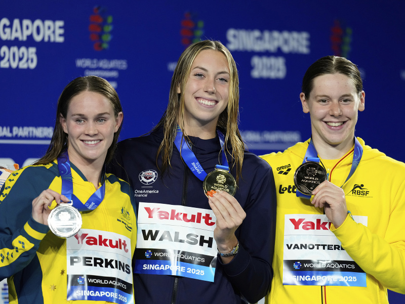 Alexandria Perkins, Gretchen Walshová a Roos Vanotterdijk 